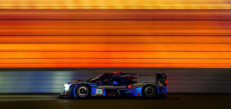 Castroneves lidera en Daytona mientras que Lando Norris baila bajo la lluvia