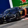 Carlos Sainz y su padre disfrutan pilotando un Renault RS01 por las calles de Mónaco