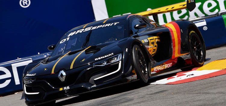 Carlos Sainz y su padre disfrutan pilotando un Renault RS01 por las calles de Mónaco