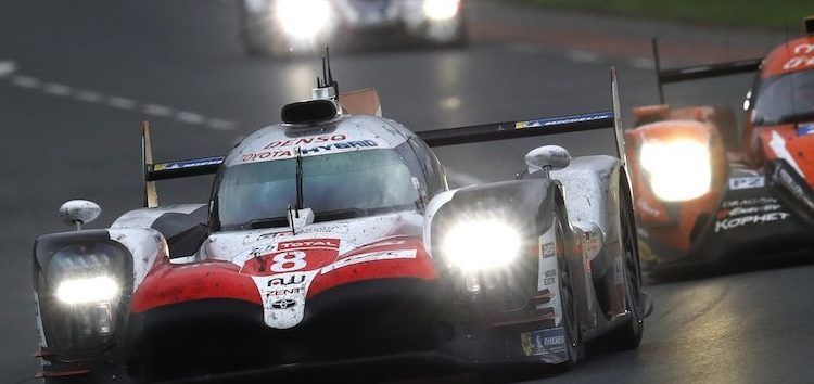Restan cuatro horas y Fernando Alonso aventaja en más de un minuto al Toyota #7 tras un accidentado stint