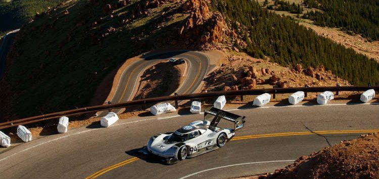 Romain Dumas destroza el récord de Pikes Peak con un prototipo eléctrico, el Volkswagen I.D R