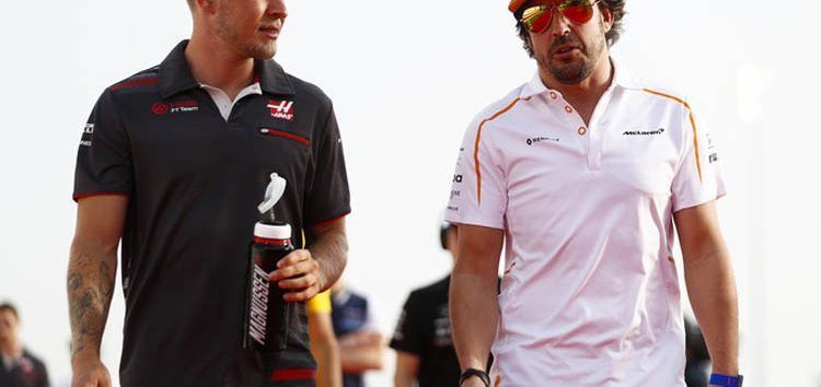 Fernando Alonso contesta a Kevin Magnussen: «Yo soy doble campeón del mundo y él lucha por conseguir puntos»
