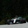 Lewis Hamilton, enfadado tras retirarse: "No podemos darnos el lujo de tirar los puntos."