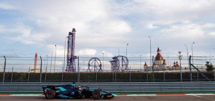 Alexander Albon aprovecha un mal día de Lando Norris para ganar y apretar la F2