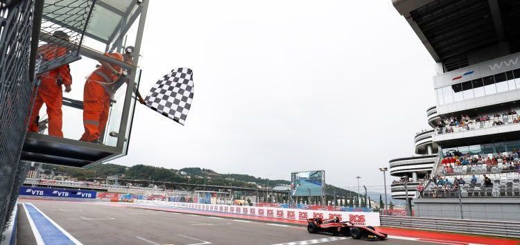 George Russell domina en Sochi la segunda carrera y roza el campeonato de Fórmula 2