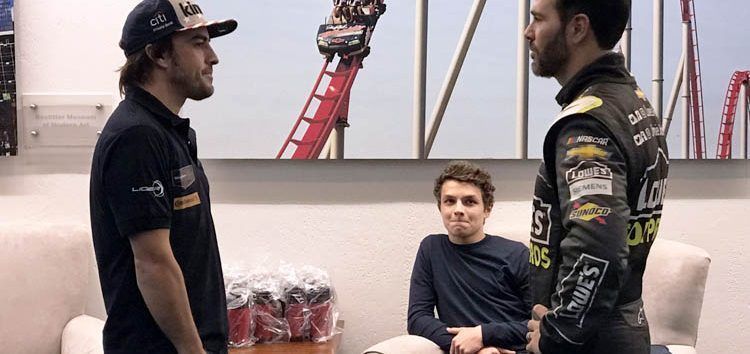 Jimmie Johnson envía su coche de la NASCAR a Fernando Alonso