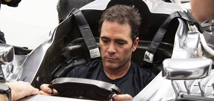 Jimmie Johnson se hace el asiento en el McLaren para su test con Fernando Alonso