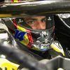 Carlos Sainz estrena un casco especial que homenajea a Fernando Alonso