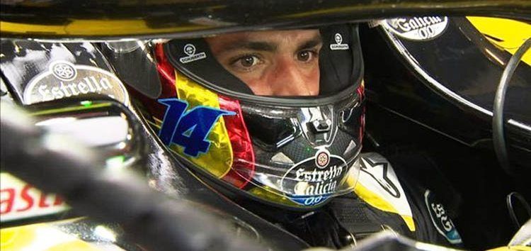 Carlos Sainz estrena un casco especial que homenajea a Fernando Alonso