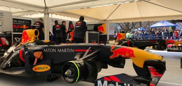[VÍDEO] Max Verstappen y Pierre Gasly ruedan con el Red Bull por las calles de Tokio