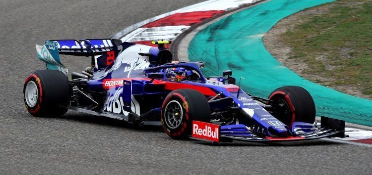 Alex Albon se rehace tras un mal sábado y suma un punto. Daniil Kvyat, fuera de carrera