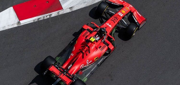 Charles Leclerc lidera unos muy accidentados Libres 2 en Bakú