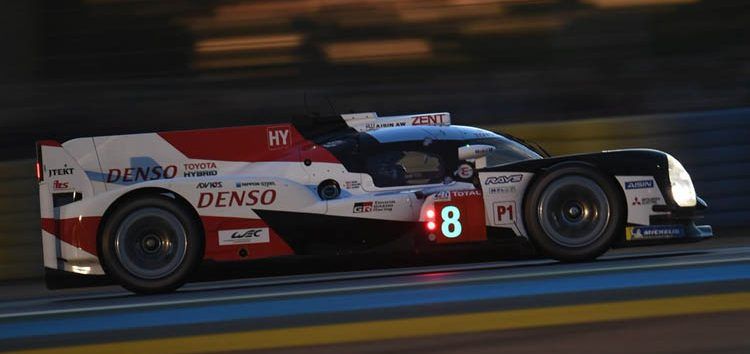 Se completa un tercio de carrera y ambos Toyota, con el de Alonso en cabeza, ruedan separados por escasos segundos