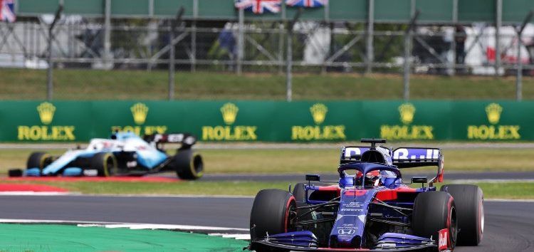 Kvyat, satisfecho por sumar dos puntos en Silverstone; Albon, decepcionado tras una carrera complicada