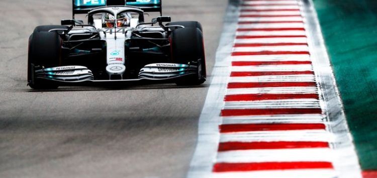 Hamilton vence en Sochi en una carrera caótica para Ferrari; Sainz consigue ser sexto