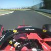 La imagen del GP de Japón: Leclerc trazando la 130R con una mano en el volante y otra sujetando el retrovisor