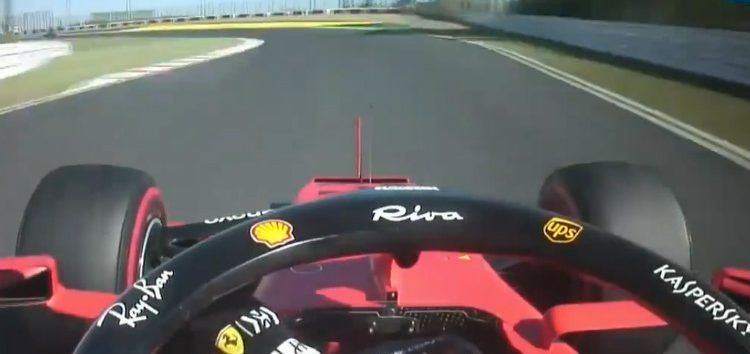 La imagen del GP de Japón: Leclerc trazando la 130R con una mano en el volante y otra sujetando el retrovisor
