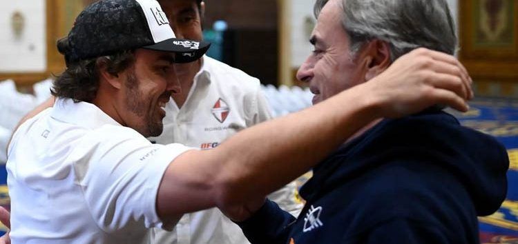 Efusiva felicitación de Alonso a Sainz por su Premio Princesa de Asturias