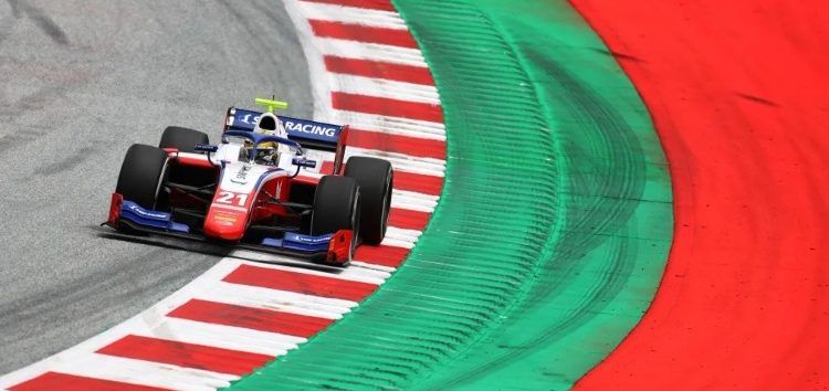 Robert Shwartzman se impone en una carrera larga de F2 pasada por agua
