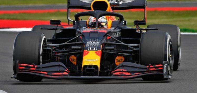 Verstappen gana la carrera en un caos estratégico en Silverstone; Sainz termina fuera de puntos