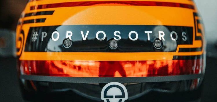 Carlos Sainz homenajea a los afectados de la pandemia con su casco especial para España