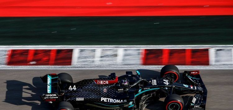 Hamilton logra la Pole en Sochi y se perfila para su 91ª victoria en F1; Sainz es 6º
