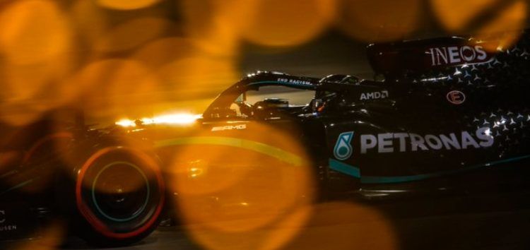 Hamilton, intratable, se lleva la pole en Bahréin; Sainz saldrá 15º tras un problema en la Q2