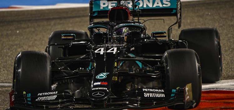 Hamilton no se aburre de ganar; Sainz firma una excelente remontada en Bahréin