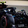Bottas no cede ante Russell y se lleva la pole en la noche de Bahréin