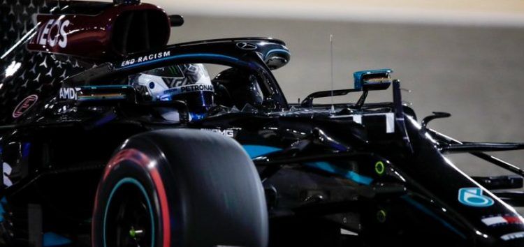 Bottas no cede ante Russell y se lleva la pole en la noche de Bahréin