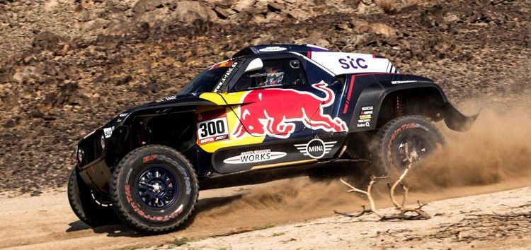 Un día más, Carlos Sainz sufre problemas que le lastran en el Dakar 2021