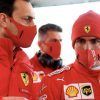Carlos Sainz da su opinión sobre la juventud de la alineación de pilotos de Ferrari