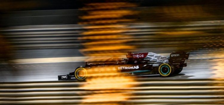 Victoria sufrida para Hamilton con un final de infarto en Bahréin; Sainz termina octavo