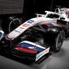 Haas F1 sorprende con una decoración muy rusa al presentar su VF-21