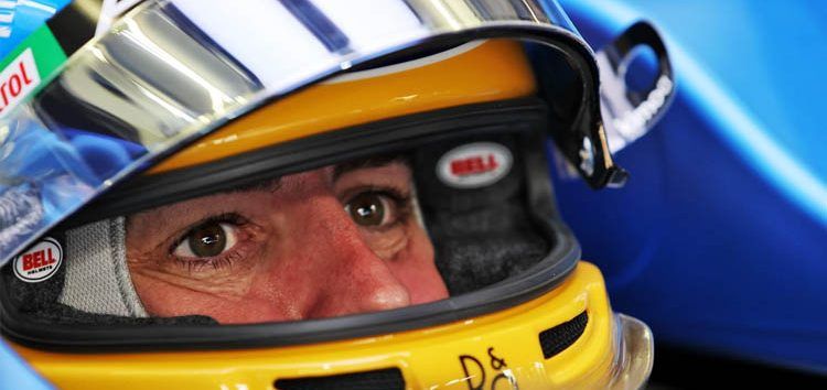 Fernando Alonso presenta su casco para la temporada 2022