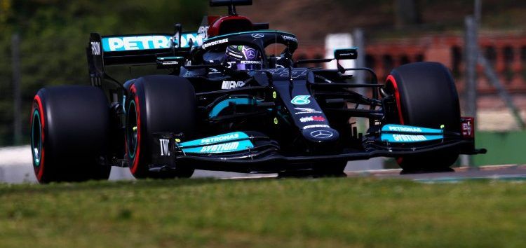 Lewis Hamilton da la talla en casa y consigue la pole en Silverstone. Brillante Russell en Q3