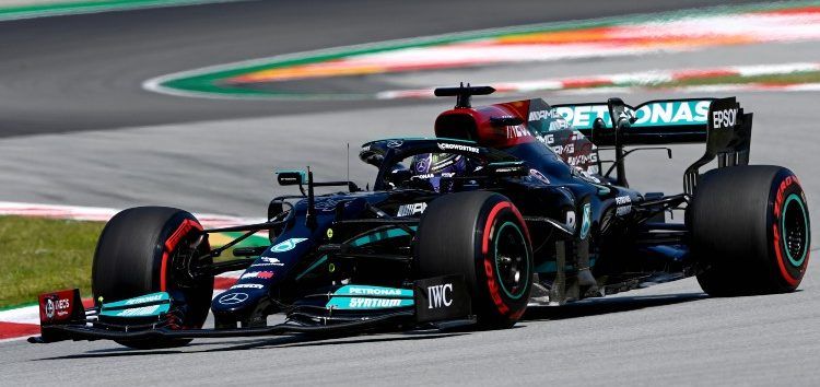 Lewis Hamilton logra su ‘pole’ número 100 en Barcelona. Sainz y Alonso, dentro del top10