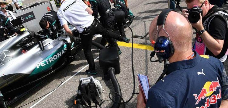 Adrian Newey y el dardo que le lanza al equipo Mercedes