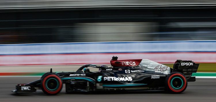 Lewis Hamilton empieza liderando la primera sesión de libres en Brasil
