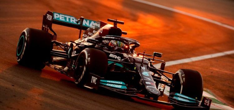 Lewis Hamilton adelanta un fin de semana muy apretado tras los libres de Abu Dhabi