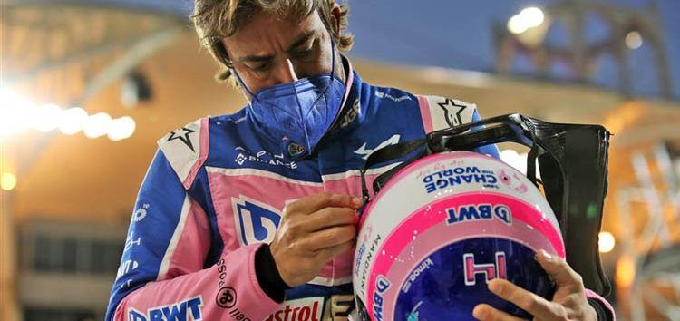 Fernando Alonso desvela la razón por la que su casco de 2022 es rosa