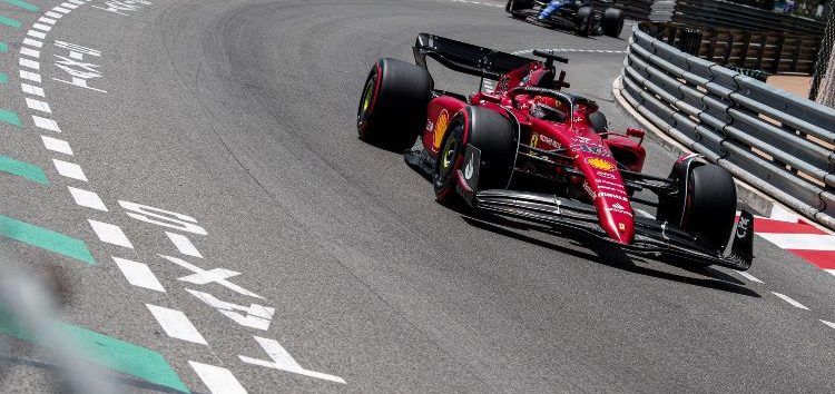 Charles Leclerc vuela sobre las calles de Mónaco y Carlos Sainz completa la primera línea de Ferrari