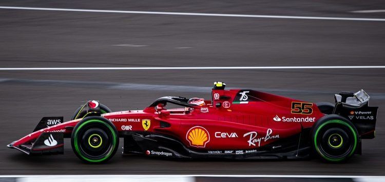 Carlos Sainz brilla en el momento justo y sorprende con la pole position en Silverstone
