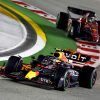 Sergio Pérez no cede ante Leclerc y vuelve a triunfar en la noche de Singapur