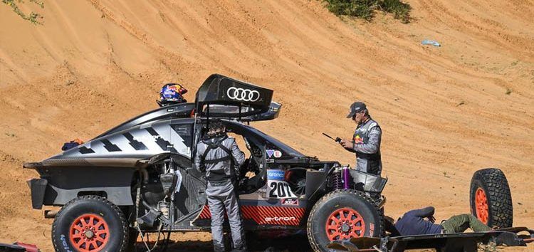 Las imágenes del accidente y los daños del Audi de Carlos Sainz