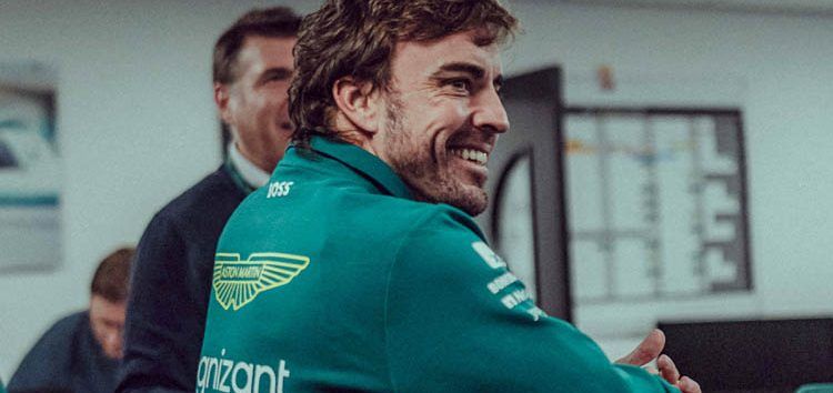 Fernando Alonso, encantado con la nueva fábrica de Aston Martin
