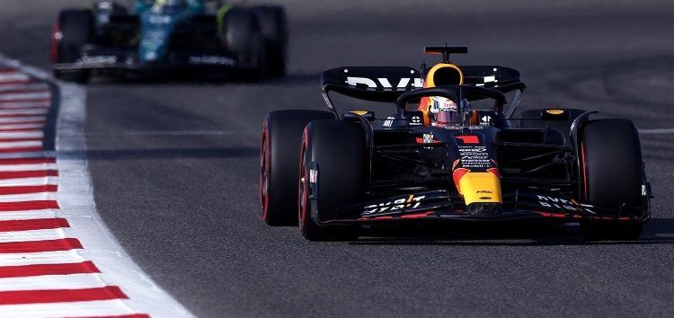 Max Verstappen mira con preocupación al buen ritmo de Aston Martin en Bahréin