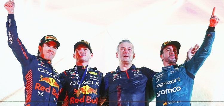 Verstappen casi se sale de pista en Brasil tras hipnotizarse con la pelea entre Alonso y Pérez