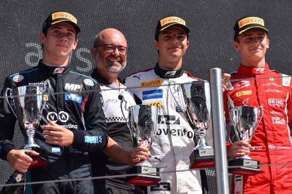 Pepe Martí y un representante de Campos Racing, en lo más alto del podio en Barcelona