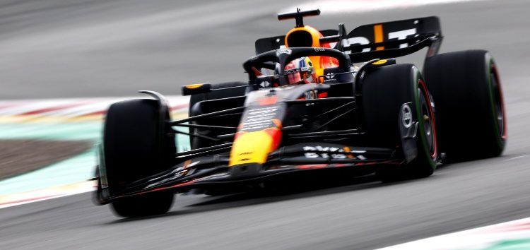 Max Verstappen arrasa en la crono de Barcelona y se lleva la pole; Sainz saldrá segundo